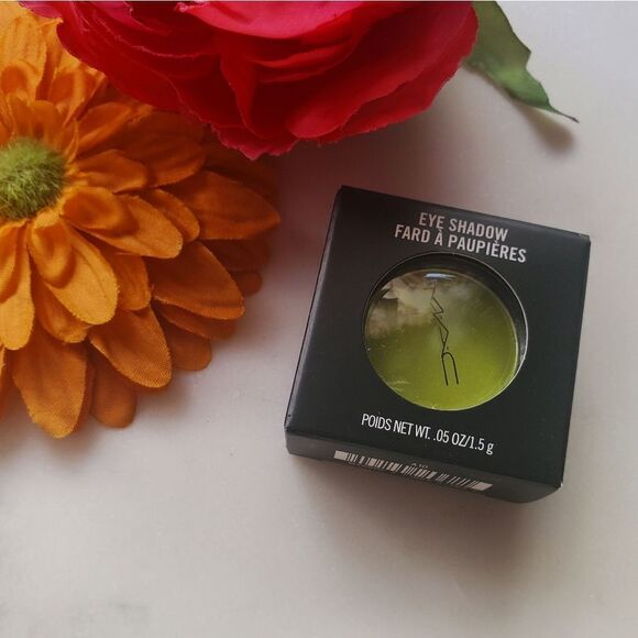 MAC What's the WiFi Matte Eyeshadow (Neon Lime Green) - Picture 12 of 15